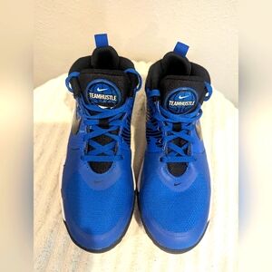 Kids Nike Team Hustle Basketball 🏀 Shoes - size 4Y